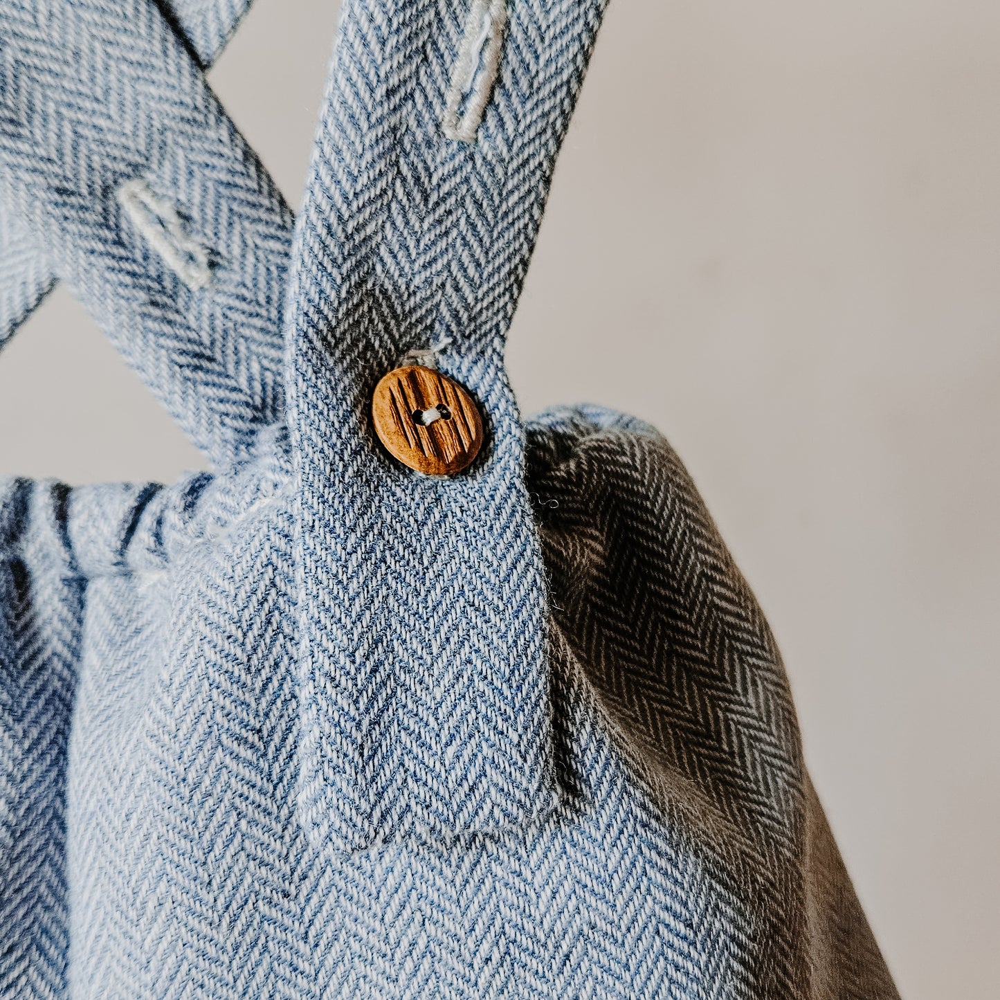 Mode enfantine bloomer à bretelles ajustables avec boutons imitation bois coton et laine chevrons bleu porcelaine style retro chic