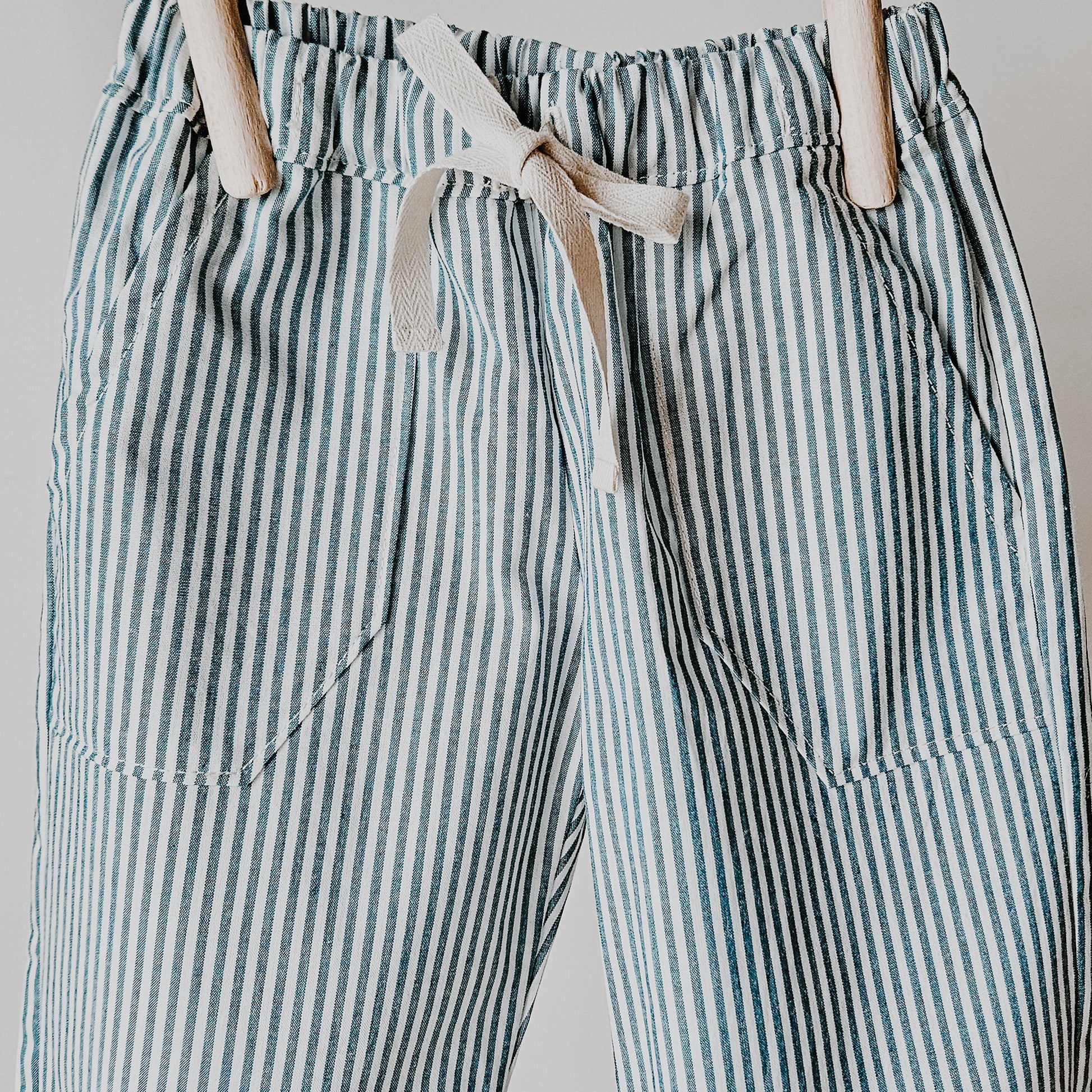 Pantalon en coton rayures bleues avec poches avant et lien sergé à la taille, mode enfantine, vêtement enfant, fait main, créateur français 