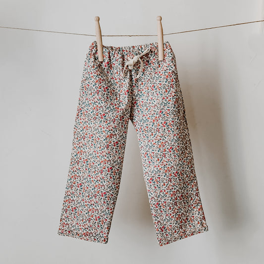 Pantalon en coton fleurs roses avec poches avant et lien sergé à la taille, mode enfantine, vêtement enfant, fait main, créateur français 