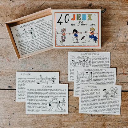 Cartes recto-verso avec 40 règles de jeux pour jouer dehors. Dans une petite boîte carton aux illustrations retro. Jeux enfants. Marc Vidal