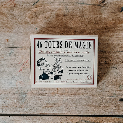 Petite boîte rétro de 46 tours de magie, cartes recto/verso avec l'explication des tours. Marc Vidal.