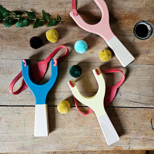 Lance pompons en bois coloré fronde en bois avec pompons à lancer jouet enfant