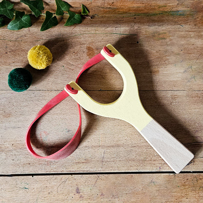 Lance pompons en bois coloré fronde en bois avec pompons à lancer jouet enfant