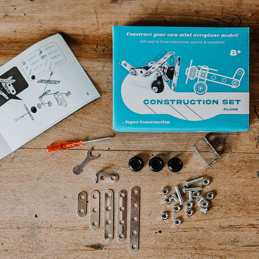 Petit kit de construction avion en pièces métalliques. Outils et pièces fournis dans la petite boîte. Jeu enfant. Rex London
