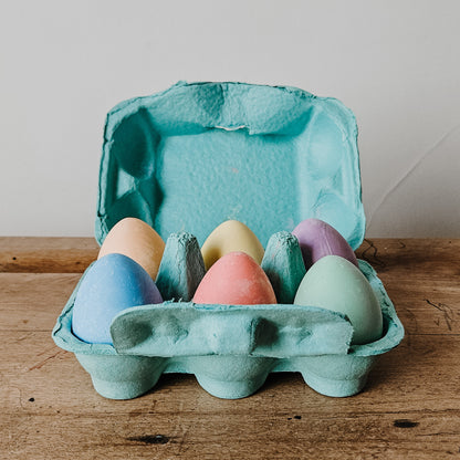 Grandes craies colorées en forme d'œuf, rangées dans une boîte à œuf. Jeu enfants. Rex london