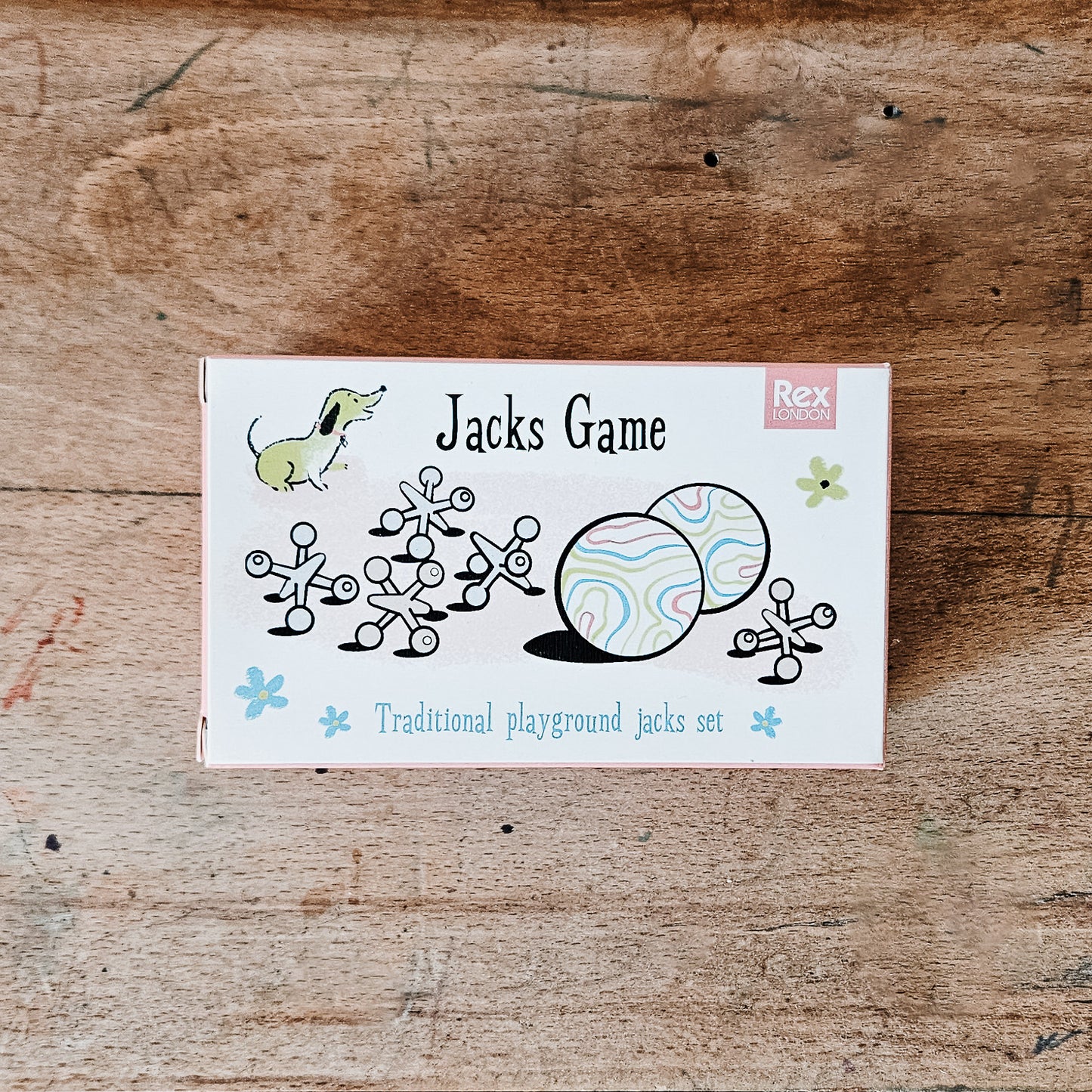 Jacks Game est le jeu d'osselets traditionnel, retro, rangé dans un pochon, avec notice. Rex london.