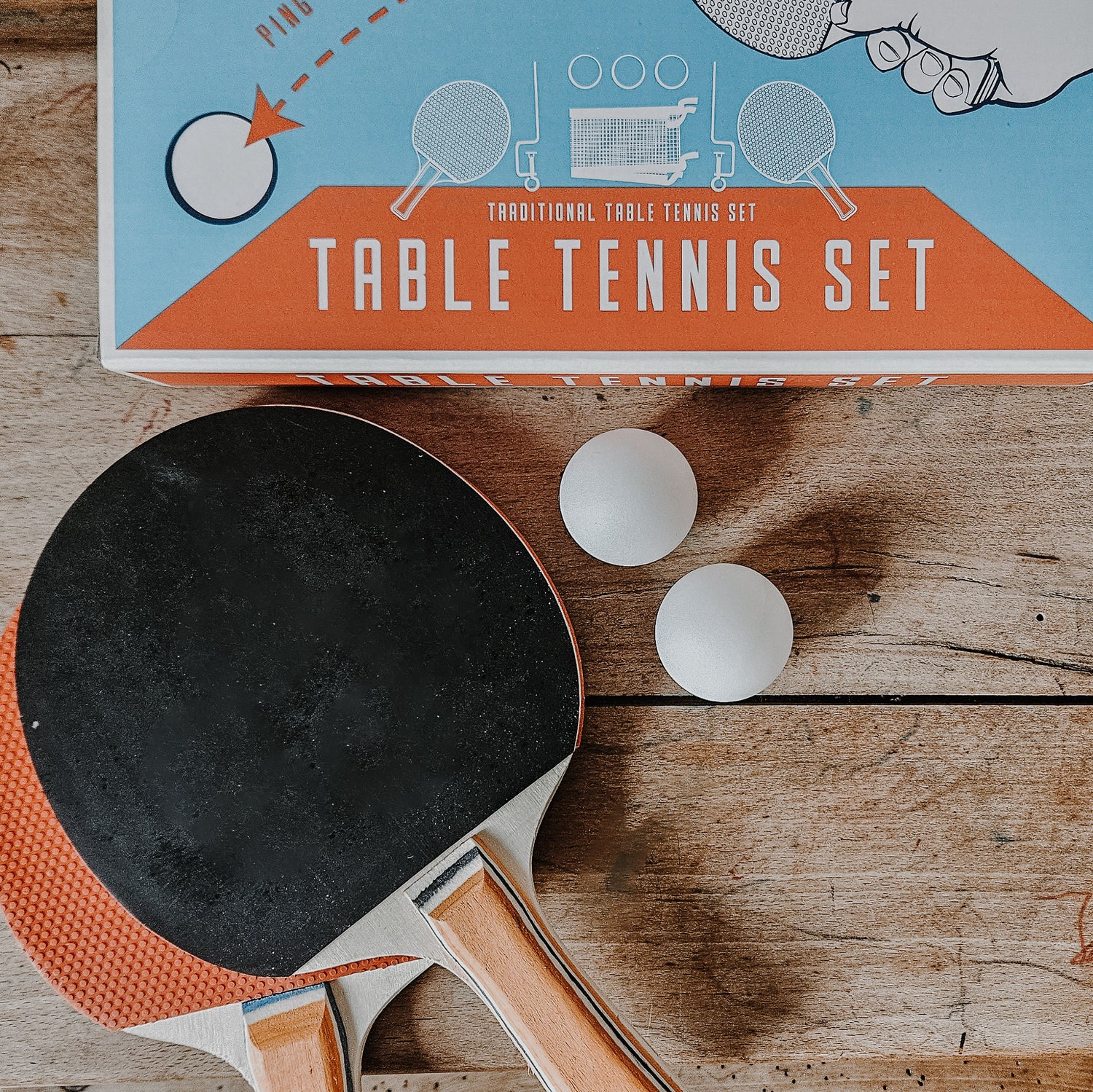 Jeu de ping pong d'intérieur, inclus deux raquettes, trois balles, un filet avec supports d'attache pour toutes les tables. Jeu enfant. Rex london