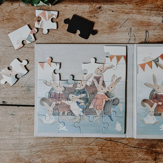 Puzzle magnétique illustrations douces famille lapin. Deux puzzles qui se rabattent, format voyage