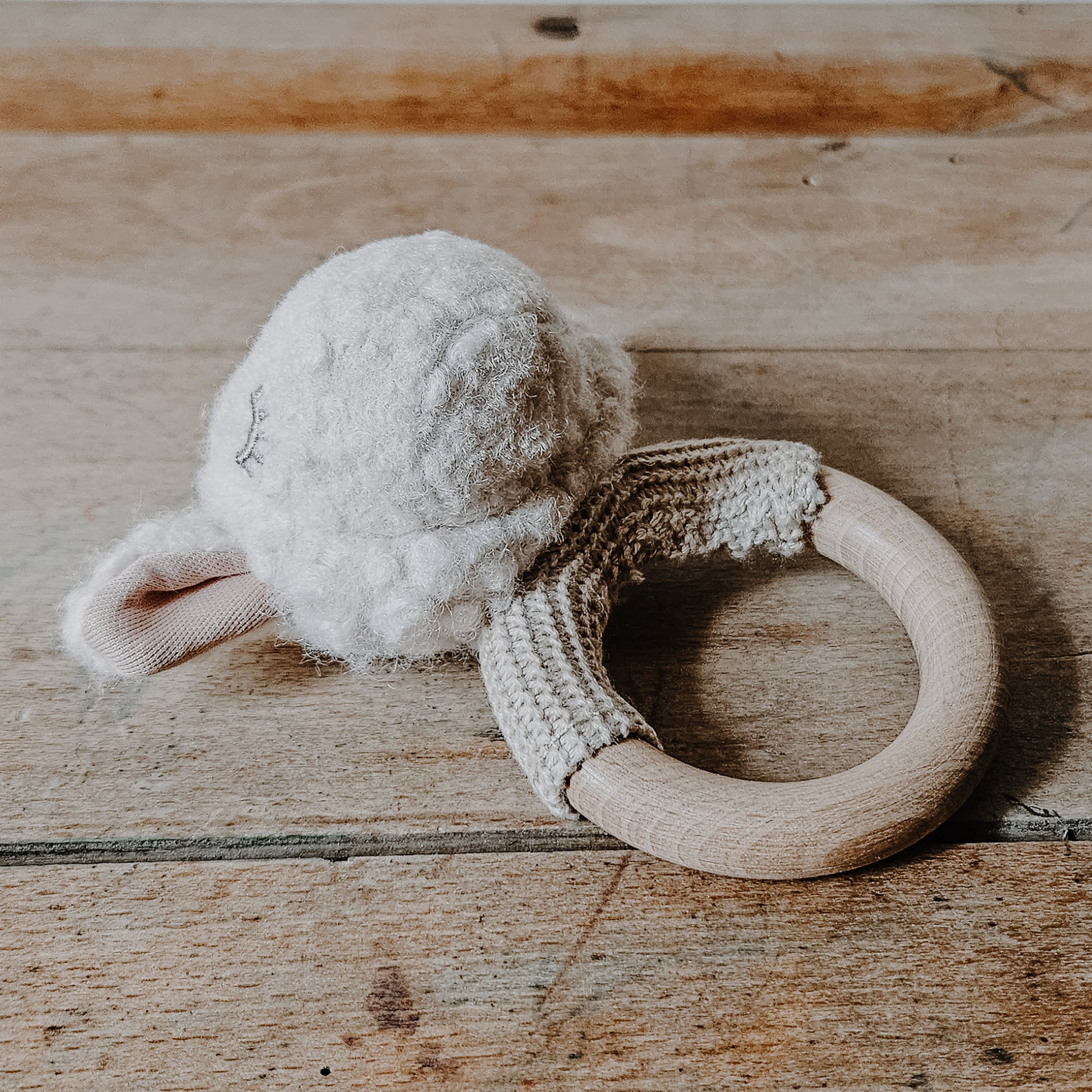 Hochet mouton en bois, coton et laine jouet d'éveil bébé, petit grelot à l'intérieur