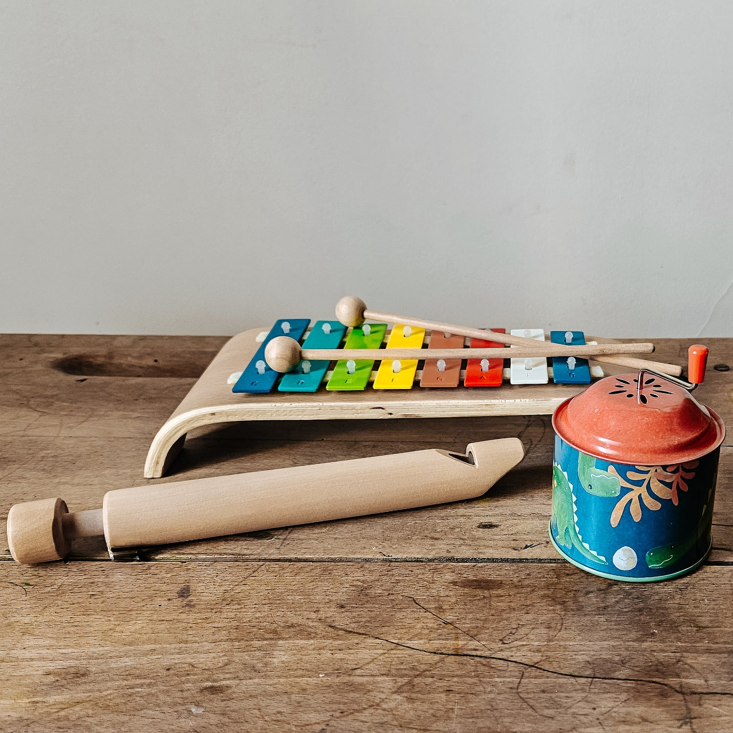 Instruments de musique : xylophone coloré 8 notes, flûte à coulisse, boîte à musique dinosaures