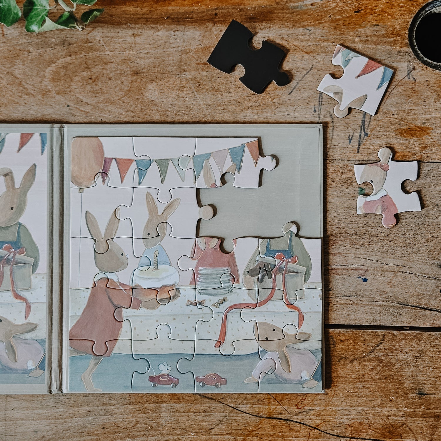 Puzzle magnétique illustrations douces famille lapin. Deux puzzles qui se rabattent, format voyage