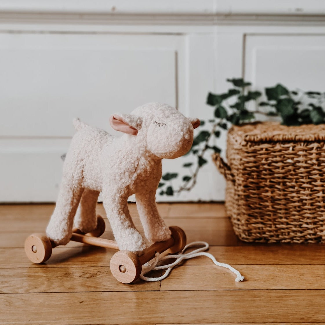 mouton à tirer egmont toys jouet enfant bois