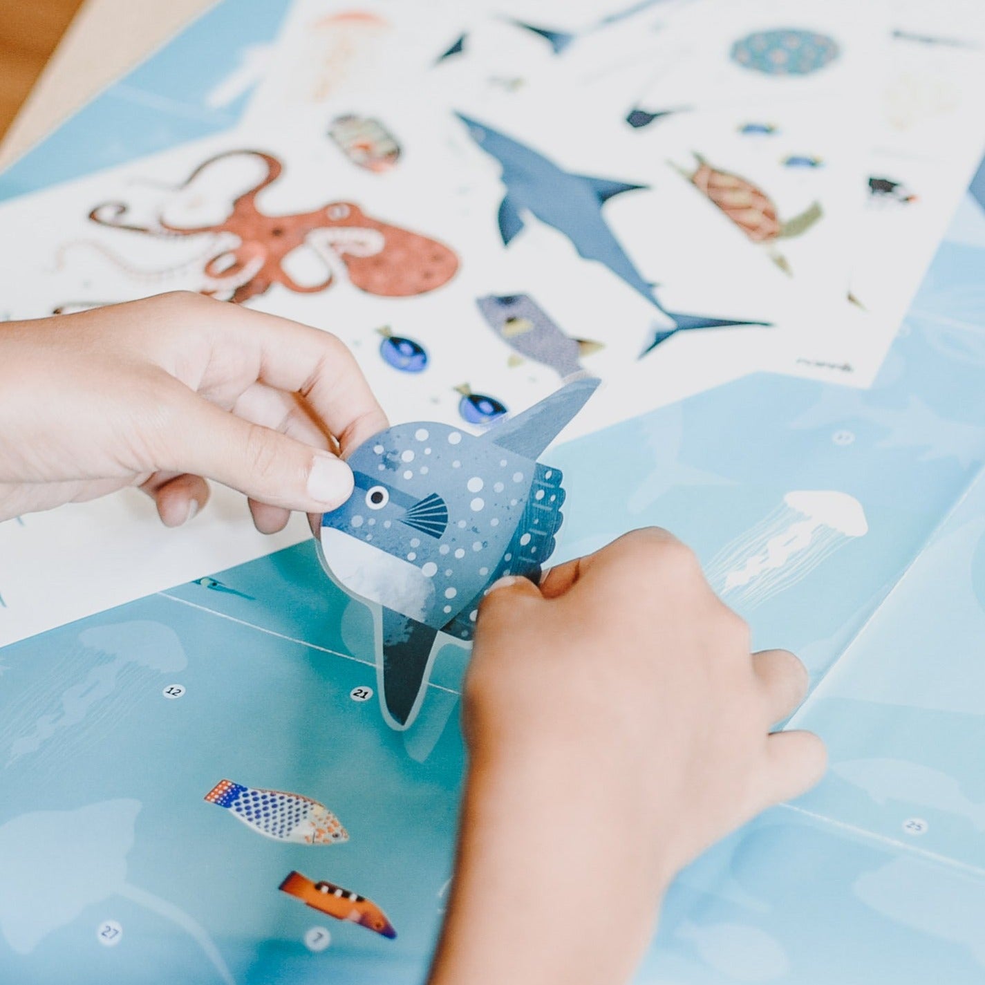 poster stickers océans animaux de la mer poppik autocollants gommettes créatives motricité concentration
